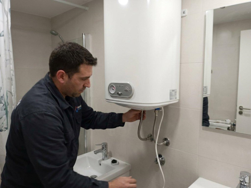 Foto 1 Instalación de termos eléctricos  en Ares para agua caliente